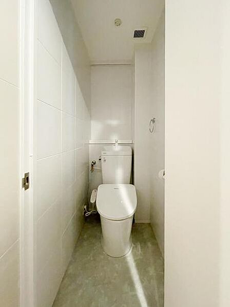 白を基調とした、シンプルながらも落ち着くデザイン。洗浄付き温水便座で機能性も兼ね備えています♪毎日に欠かせないお手洗いだからこそ、ほっと落ち着く空間としての機能を重視しています。