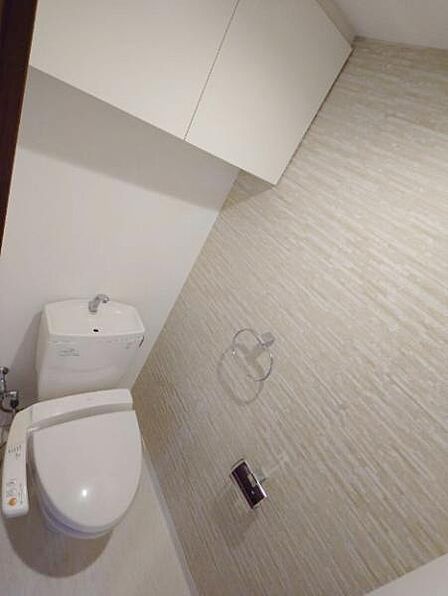 白を基調とした、シンプルながらも落ち着くデザイン。洗浄付き温水便座で機能性も兼ね備えています♪毎日に欠かせないお手洗いだからこそ、ほっと落ち着く空間としての機能を重視しています。