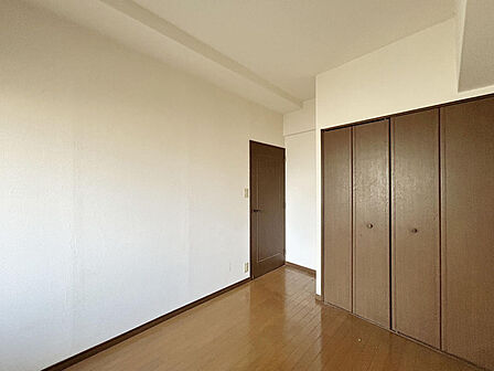 【Room:5.2帖】〜リフォーム前写真〜クローゼットが完備された居室。洋服や普段使わないようなものを置いておけるので、居室を広くキレイに利用可能にしてくれます。