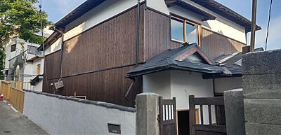 外観:手前が古民家部分、奥に見えてる白い建物が住居部分です。 外観:手前が古民家部分、奥に見えてる白い建物が住居部分です。