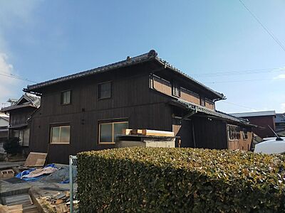 外観：北西側からです。まだ外溝工事中ですので、資材が置いてあります。