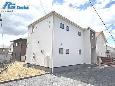 外観：外壁は雨で汚れを洗い流すコーティングがされており、日当たり面に関係なく、外観を美しい状態に保ちます。