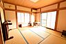 寝室：8帖の和室です♪クローゼットと押入が付いています！