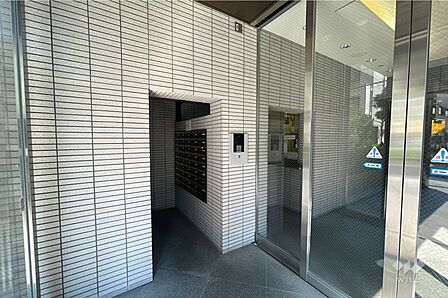 エントランスはオートロック付きです。