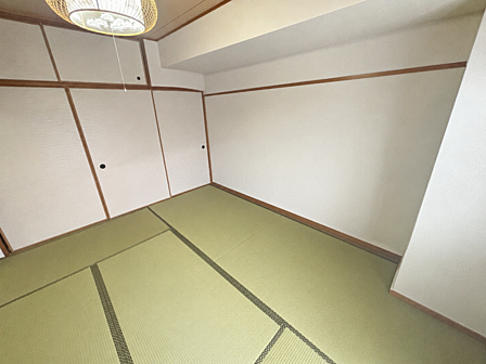 和室6帖壁紙天井畳表替え済み※AI画像生成にて荷物削除画像