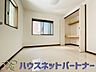 収納：壁面クローゼットのメリットは、衣類が横一列に並ぶためひと目で洋服が選びやすいこと。衣類をたくさんお持ちの方も、限られたスペース内に無理なく収納することができます。