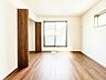 寝室：ベッドを置いて主寝室をイメージ。それでも広々してますね。