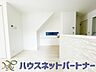 室内：忙しい朝でも家族揃って食事をして頂ける、ゆとりある大きさのダイニングスペース。奥様の手料理をカウンター越しに受けとって頂き、テーブルで囲む素敵な時間を存分にお愉しみ下さい。