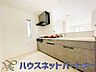 室内：キッチン吊戸棚を無くす事によって、コミュニケーションを重視した設計に致しました。区画によって変わる一体感を、実際にご覧になって頂けましたらと思います。 