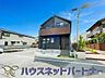 外観：街に溶け合う美しい景観と、採光や風通しを考えて設計された間取り。近隣の視線を考え調整した窓位置など、外観だけでなく、住まうご家族の心地よさを最優先しました。