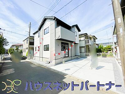 外観:堂々たる趣ながら、主張し過ぎずどこか余裕を感じさせるシャープなフォルムで佇む邸宅は、晴天の空と照らし合わせる事で、本来あるべき完成形の姿を見せてくれます。 外観:堂々たる趣ながら、主張し過ぎずどこか余裕を感じさせるシャープなフォルムで佇む邸宅は、晴天の空と照らし合わせる事で、本来あるべき完成形の姿を見せてくれます。