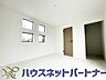 寝室：ベッドを置いて主寝室をイメージ。それでも広々してますね。