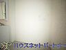 室内：毎日使う洗濯機。しっかりと奥行きのある置き場が確保されています。