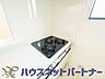 キッチン：三口コンロで料理の幅を拡げてくれる使いやすいシステムキッチンを採用。洗い場も大きいので野菜や食器を洗ったりする際にも捗り、奥様の強い味方となってくれるはずです。