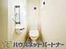 トイレ：小窓を設置する事により明るく、通気性の良いトイレとなっております。中はゆとりのある大きさを確保しておりますので、ゆったりとお使い頂けます。 