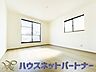 寝室：バルコニーに直接出入りできるお部屋です。ちょっと外の空気を吸いたい時や、ベランダでミニガーデニングなども楽しめそうです。