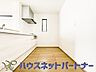キッチン：カウンターキッチンは広くて収納力もあるので、快適に料理をすることができます。食器や炊事用具を手の届くところに配置しやすいため調理もスピーディーです。
