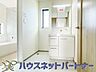 洗面：大きく見やすい三面鏡で清潔感ある洗面台は、身だしなみチェックや肌のお手入れに最適です。何かと物が増える場所だからこそ、スッキリと見映えの良い空間に拵えました。