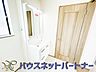室内：明るい清潔感のある洗面所は、鏡も大きくシンクが広々。朝の支度も楽にこなせます。