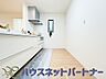 キッチン：カウンターキッチンは広くて収納力もあるので、快適に料理をすることができます。食器や炊事用具を手の届くところに配置しやすいため調理もスピーディーです。