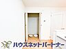 キッチン：パントリー（食料庫）常温保存できるパン、お米、調味料、缶詰など、日常的に使うものや未開封の食品の収納にぴったり。棚にものを並べて収納すれば、何が足りないのかひと目で確認できます。