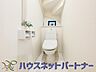 トイレ：小窓を設置する事により明るく、通気性の良いトイレとなっております。中はゆとりのある大きさを確保しておりますので、ゆったりとお使い頂けます。 