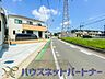 外観：前面道路でお車を駐車するのも楽々。