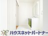 室内：洗面室のある脱衣所は広々。脱いだお洋服をそのままお洗濯。