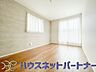 室内：独立性を高めたお部屋。たっぷりの収納も配備しており、片付いた空間を現実出来そう。陽光も降り注ぐ明るく開放的な空間が魅力的。
