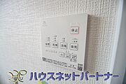 【浴室乾燥機】 冬場にはヒヤッとしないように暖房機能、梅雨の時期には乾燥等、機能的で清潔感溢れる浴室。快適・清潔な空間で心も体もオフになる時間を楽しむことが可能です。