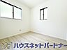 洋室：2面窓のある風通しの良いお部屋は心も体も元気にしてくれます。自分だけのお部屋作りを楽しんでみては。