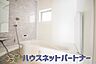 浴室：高級感溢れるカラーと大きさ・柔らかな曲線で構成された半身浴も楽しめるバスタブが心地よさをもたらします。