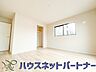 寝室：バルコニーに直接出入りできるお部屋です。ちょっと外の空気を吸いたい時や、ベランダでミニガーデニングなども楽しめそうです。