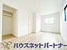 室内：独立性を高めたお部屋。たっぷりの収納も配備しており、片付いた空間を現実出来そう。陽光も降り注ぐ明るく開放的な空間が魅力的。