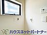 室内：毎日使う洗濯機。しっかりと奥行きのある置き場が確保されています。