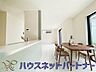 室内：明るく開放的なダイニング。家族とのコミュニケーションが取りやすく、みんなの笑顔が溢れます