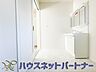 室内：毎日使う洗濯機。しっかりと奥行きのある置き場が確保されています。