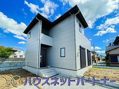 外観:堂々たる趣ながら、主張し過ぎずどこか余裕を感じさせるシャープなフォルムで佇む邸宅は、晴天の空と照らし合わせる事で、本来あるべき完成形の姿を見せてくれます。 外観:堂々たる趣ながら、主張し過ぎずどこか余裕を感じさせるシャープなフォルムで佇む邸宅は、晴天の空と照らし合わせる事で、本来あるべき完成形の姿を見せてくれます。