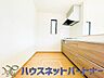 キッチン：カウンターキッチンは広くて収納力もあるので、快適に料理をすることができます。食器や炊事用具を手の届くところに配置しやすいため調理もスピーディーです。