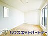 寝室：陽射しがぽかぽかと差し込むお部屋は湿気やカビの心配も減るので快適に過ごせます。