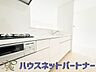 キッチン：三口コンロで料理の幅を拡げてくれる使いやすいシステムキッチンを採用。洗い場も大きいので野菜や食器を洗ったりする際にも捗り、奥様の強い味方となってくれるはずです。