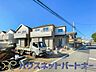 外観：街に溶け合う美しい景観と、採光や風通しを考えて設計された間取り。近隣の視線を考え調整した窓位置など、外観だけでなく、住まうご家族の心地よさを最優先しました。