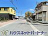 外観：前面道路の日当たりの良い明るいお家。