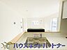 室内：明るく開放的なオープンキッチン。家族とのコミュニケーションが取りやすく、みんなの笑顔が溢れます。