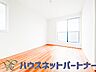 室内：独立性を高めたお部屋。たっぷりの収納も配備しており、片付いた空間を現実出来そう。陽光も降り注ぐ明るく開放的な空間が魅力的。