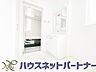 室内：洗面室のある脱衣所は広々。脱いだお洋服をそのままお洗濯。