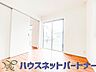 室内：手すりがないと階段の昇り降りで危険なことはもちろん、壁に手をつきながら歩くことで壁紙が汚れやすくなります。すべての方に安心して昇り降りしていただくため、手すりを設置しました。
