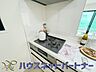 キッチン：三口コンロで料理の幅を拡げてくれる使いやすいシステムキッチンを採用。洗い場も大きいので野菜や食器を洗ったりする際にも捗り、奥様の強い味方となってくれるはずです。