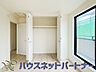 収納：壁面クローゼットのメリットは、衣類が横一列に並ぶためひと目で洋服が選びやすいこと。衣類をたくさんお持ちの方も、限られたスペース内に無理なく収納することができます。