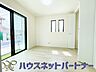 洋室：柔らかな日差しが入る洋室は落ち着いた雰囲気のお部屋です。ベッドを置いてゆったりと心も体も休まるお部屋へ。